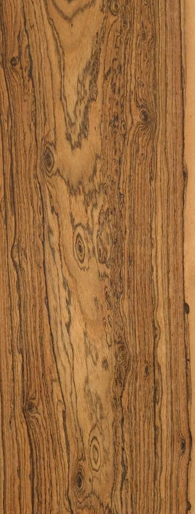 黃金檀的芯材顏色多為棕黃色或深褐色，帶黑色條紋，而且會(huì)隨著樹(shù)齡的增長(zhǎng)顏色會(huì)變深。 在紋理方面，通常是非常明顯相互交錯(cuò)，質(zhì)地均勻帶有油蠟效果，板面有良好的光澤度。.webp.jpg