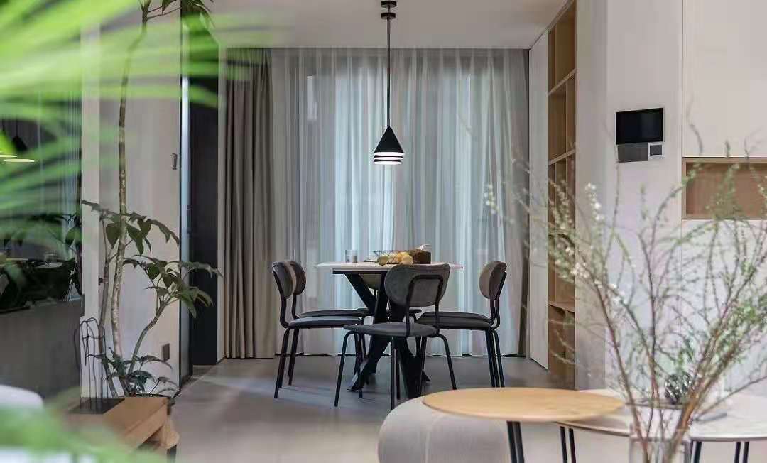 自然舒適的木飾面, 溫柔色調(diào)的軟裝，讓整個空間更具治愈感和親和力，加上生活的煙火氣，安靜而溫馨，平淡而簡單。 (3).jpg