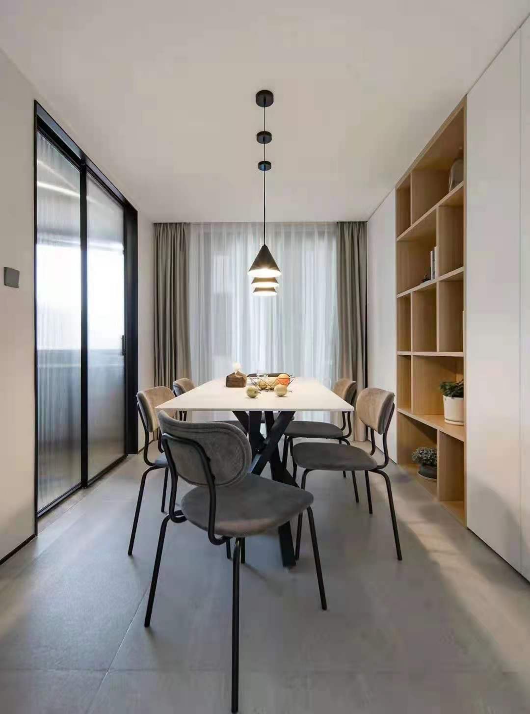 自然舒適的木飾面, 溫柔色調(diào)的軟裝，讓整個空間更具治愈感和親和力，加上生活的煙火氣，安靜而溫馨，平淡而簡單。 (2).jpg